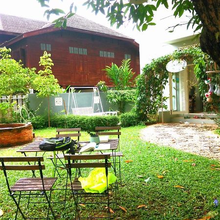 Bed and Breakfast Lada House à Lampang Extérieur photo