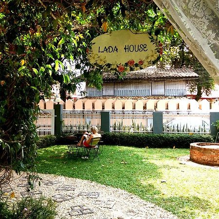 Bed and Breakfast Lada House à Lampang Extérieur photo