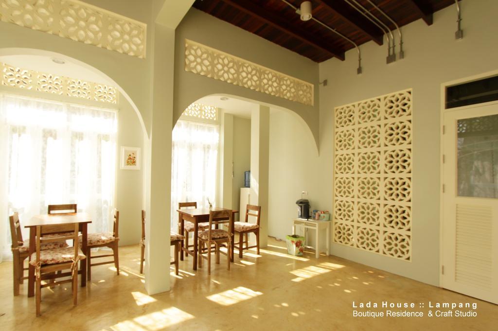 Bed and Breakfast Lada House à Lampang Extérieur photo