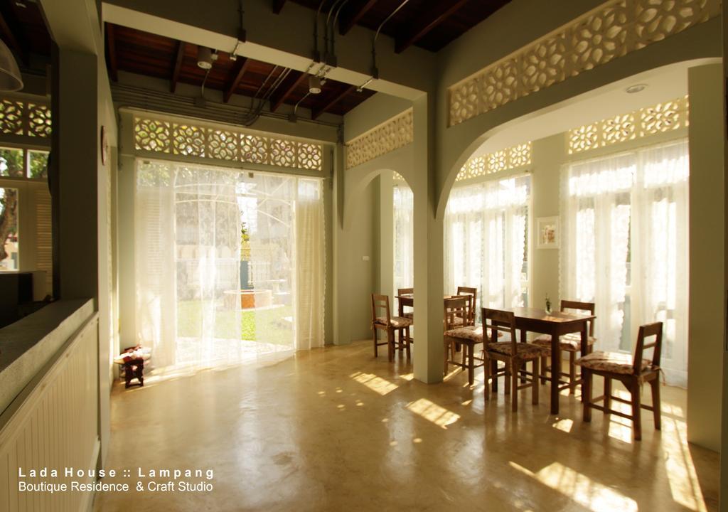Bed and Breakfast Lada House à Lampang Extérieur photo