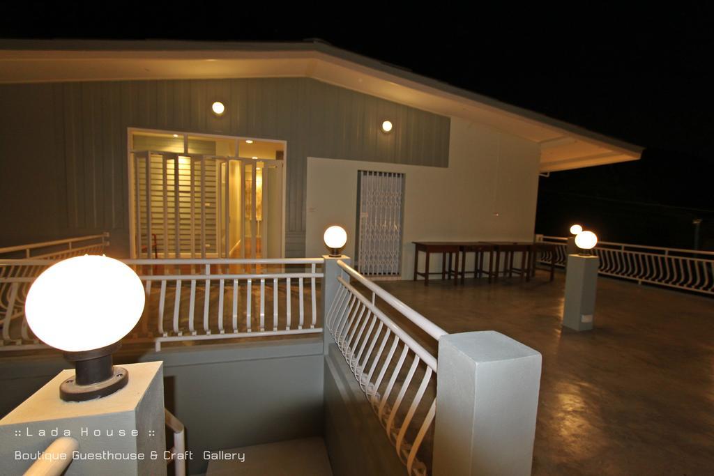 Bed and Breakfast Lada House à Lampang Extérieur photo