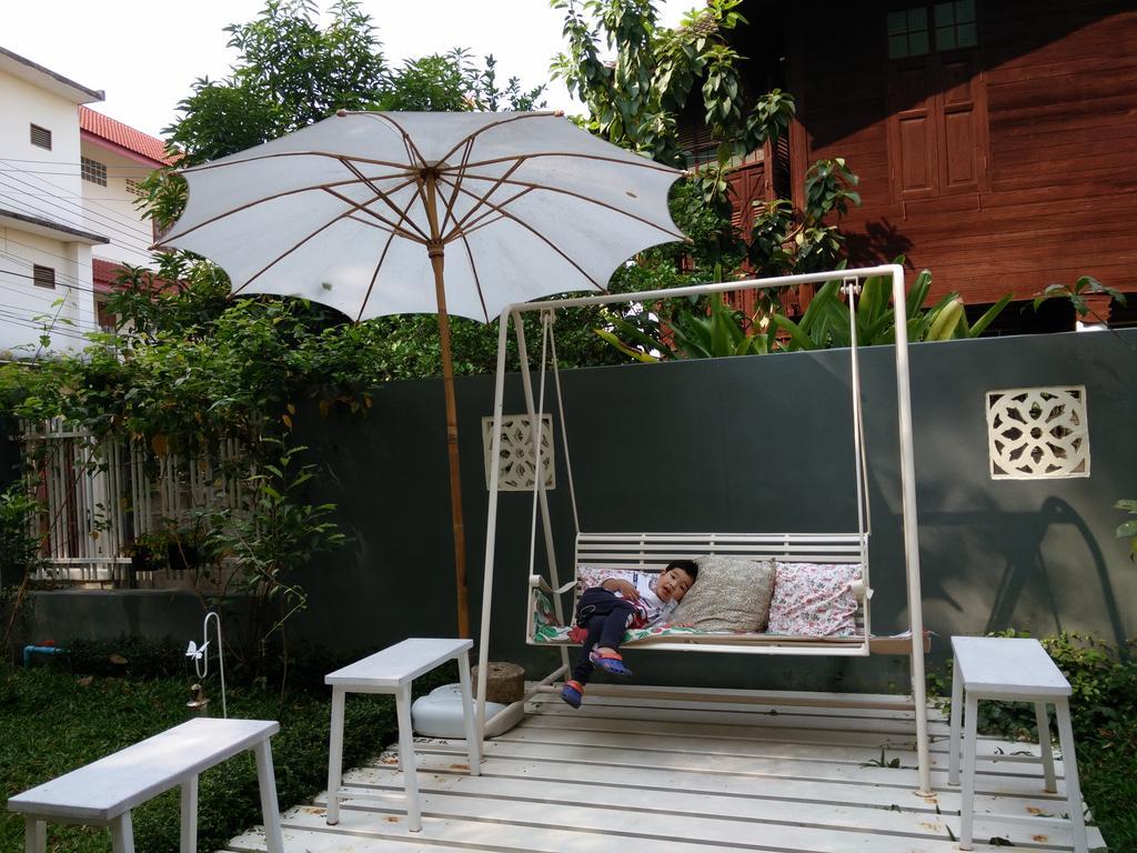 Bed and Breakfast Lada House à Lampang Extérieur photo