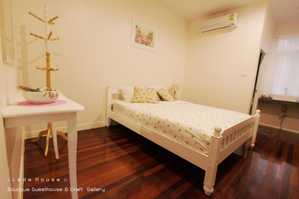 Bed and Breakfast Lada House à Lampang Extérieur photo