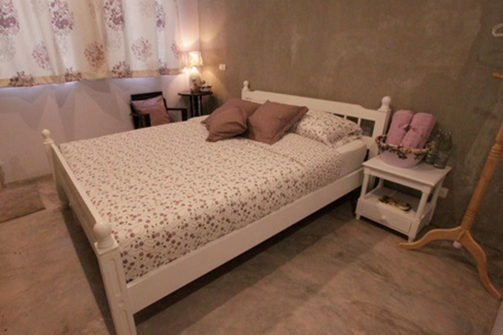 Bed and Breakfast Lada House à Lampang Extérieur photo